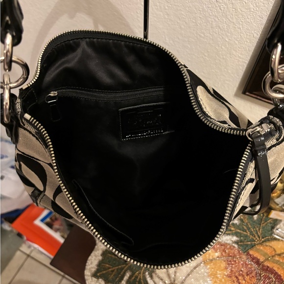 CoachBlackMonogramDaisy SignatureLogoPocketHobo.Black patent leather Trim.EUC - Picture 3 of 9